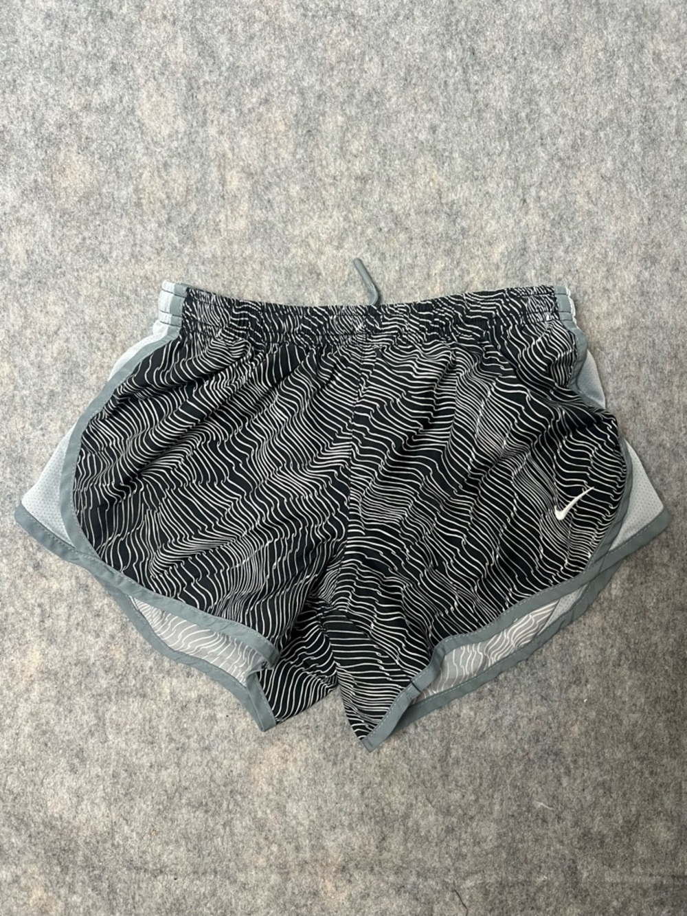 Nike Dri Fit Women’s Small Black & Light Gray Wave-Print Running Shorts